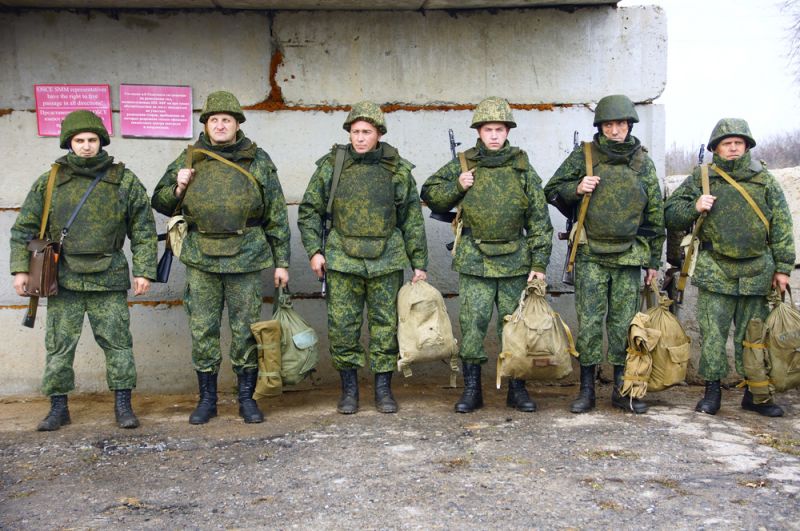 Ополченцы самопровозглашенной Луганской народной республики в поселке Золотое в Луганской области, где происходит отвод сил бойцов подразделений ЛНР.