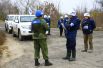 Наблюдатели ОБСЕ и члены совместного центра контроля и координации прекращения огня и стабилизации обстановки на Юго-Востоке Украины (СЦКК) в поселке Золотое в Луганской области.