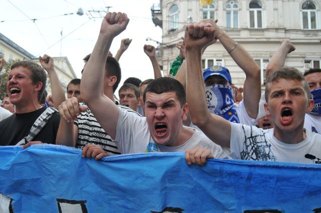 Участники марша единства болельщиков перед матчем «Динамо» (Киев) — «Шахтер» во Львове.
