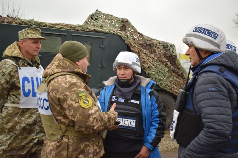 Разведение войск ЛНР и Украины в поселке Золотое в Луганской области. 