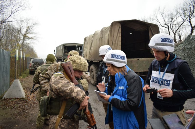 Разведение войск ЛНР и Украины в поселке Золотое в Луганской области. 