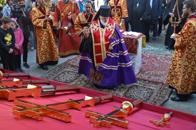 Епископ Кронштадтский Назарий освящает кресты для храма.