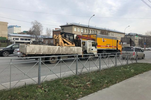На улице Немировича-Данченко в районе дома №100 столкнулись эвакуатор с трактором в кузове и автомобиль аварийной службы.