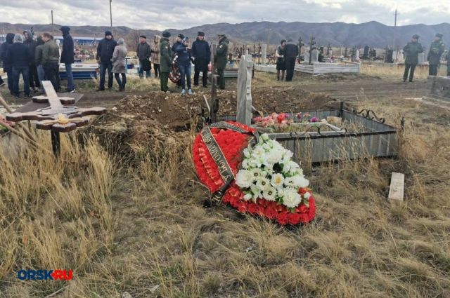 В Новотроицке похоронили убитого в Забайкалье Егора Богомолова.