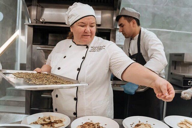 Хадижат популяризирует чеченскую кухню в России и других странах