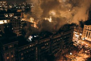 Масштабный пожар на крыше жилого дома в Киеве : детали происшествия
