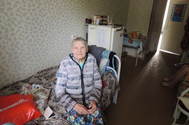Труженица тыла Зоя Херсановна Горелова говорит, что в доме инвалидов хорошо. Мол, здесь тепло и печку топить не надо.