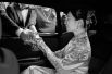 Невеста прощается со своими родственниками в день свадьбы, Китай.