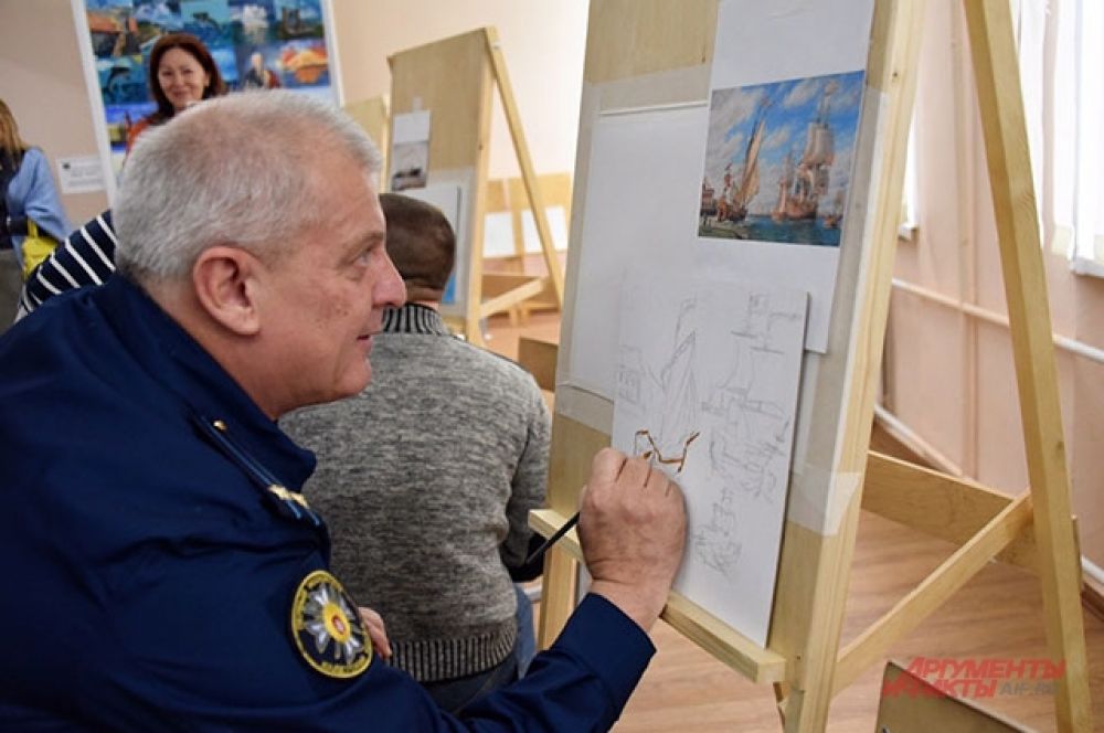 Море рисовали и стар и млад.