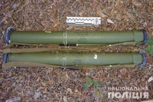 «Собирал грибы»: в Днепропетровской области мужчина обнаружил тайник оружия