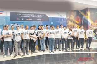 Призывникам вручили памятные подарки.