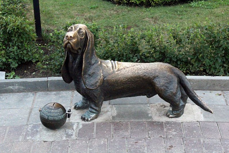 Памятник собаке, Кострома. Пожарный пес Бобка — городская легенда. В конце XIX он жил при пожарной каланче и помогал спасателям. Однажды погиб под колесами пожарной конки.