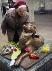 Памятник «Сочувствие», станция метро «Менделеевская», Москва. В 2001 году в переходе этой станции метро был убит пес по кличке Мальчик, которого опекали работники метрополитена.