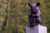 Памятник лабораторной мыши, новосибирский Академгородок. Скульптура символизирует благодарность этим животным за то, что человек имеет возможность использовать их для исследований и разработки новых лекарств.