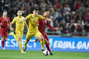 Руслан Малиновский (№8) уже огорчил Криштиану Роналду в матчах Украины с Португалией, а скоро (23 ноября) может повторить этот «трюк» в чемпионате Италии, когда его «Аталанта» сыграет с «Ювентусом».