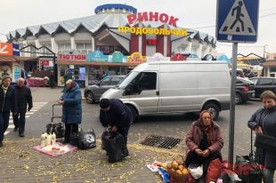 В центре города улицы похожи на стихийные рынки: тут и там торгуют то фруктами, то молоком, то галошами.