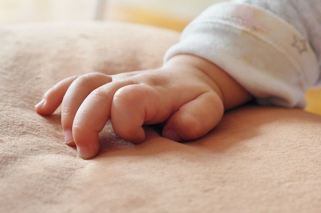 К 3-4 месяцам ребенок уже должен опираться на руки 