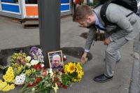 Цветы на месте гибели журналиста Павла Шеремета.