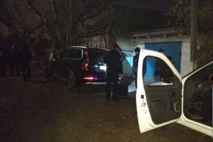 В Кривом Роге мужчина расстрелял авто из-за отказа водителя выпить с ним