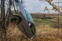 Под Днепром в результате ДТП автомобиль «повис» на дереве