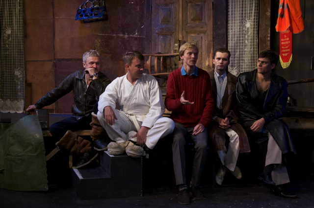 Актёры спектакля «Ухряб» и его режиссёр Василий Конев (в центре) обсуждали постановку со зрителями в лаборатории «Другая сцена - другие спектакли». 