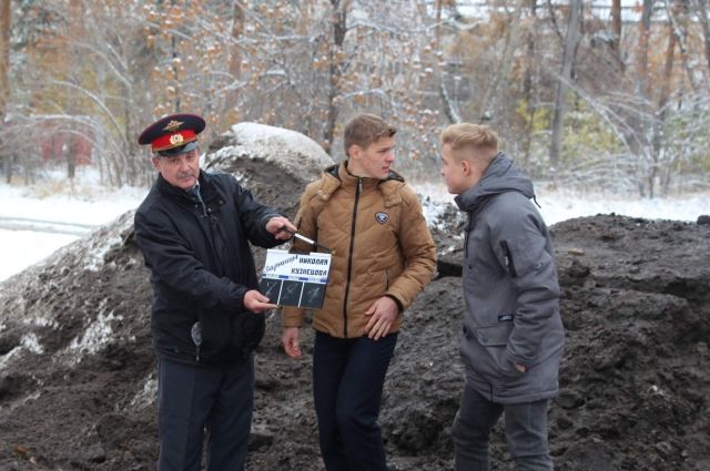 В фильме Владимир Вафин (слева) сыграл сотрудника милиции, который расследует пропажу памятника. 