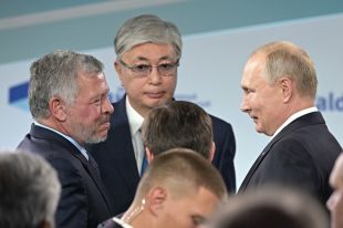 Президент РФ Владимир Путин, президент Казахстана Касым-Жомарт Токаев и король Иорданского хашимитского королевства Абдалла II бен Аль-Хусейн на заседании Международного дискуссионного клуба «Валдай»