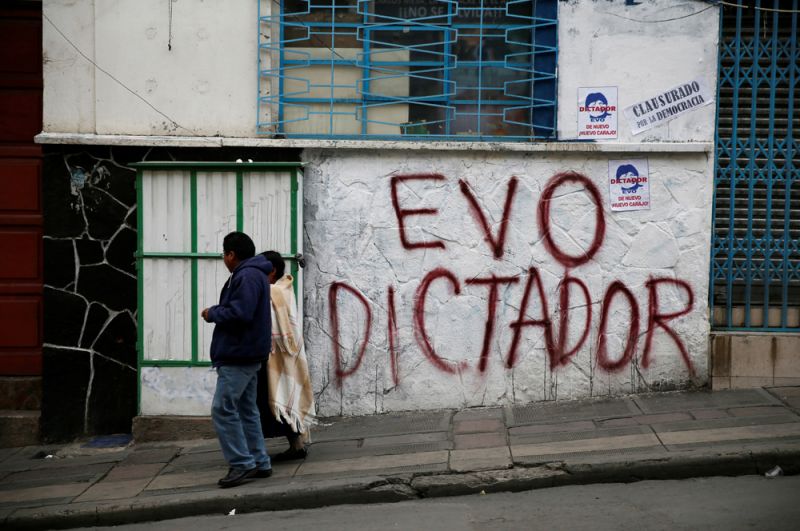 Надпись на улицах Ла-Паса: «Эво — диктатор».