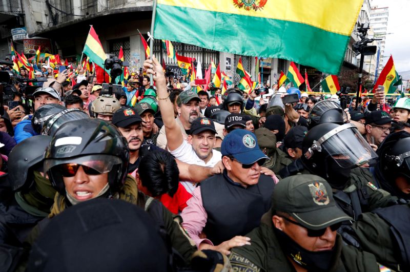 Один из лидеров оппозиции Луис Фернандо Камачо приветствует сторонников в Ла-Пасе.
