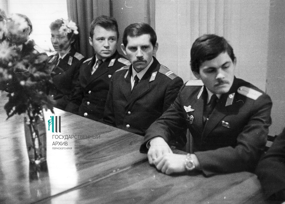 Горком комсомола: за столом молодые работники пермской милиции, 1982 год.