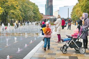 Бюджет Москвы на ближайшие 3 года называют социальным: больше половины его расходов планируется направить на здравоохранение, образование и соцподдержку.
