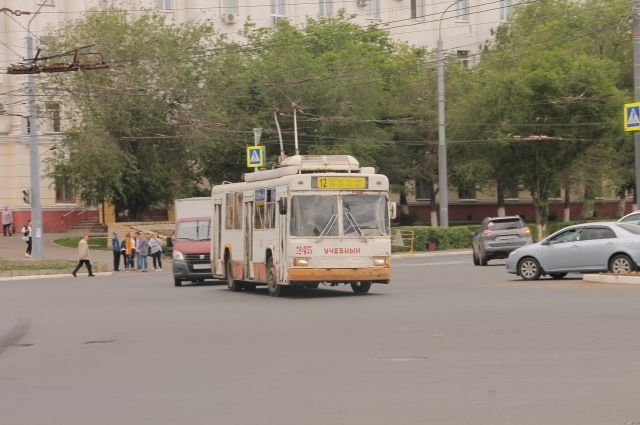 Сейчас стоимость проезда в муниципальном транспорте составляет 20 рублей при наличном расчете и 17 при безналичном.
