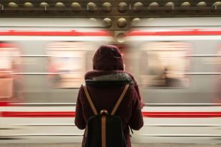 Сотрудники метрополитена могут отвести подозрительного пассажиры в отдельную комнату для досмотра, а в случае необходимости вызвать наряд полиции.