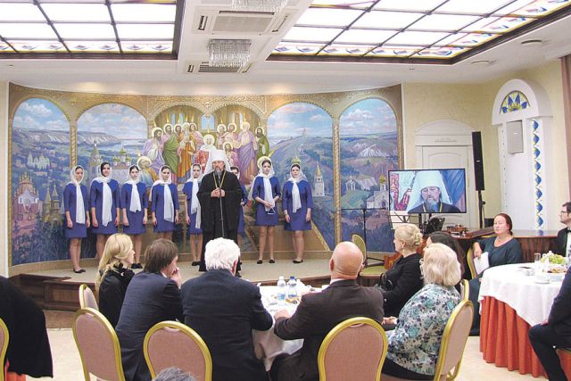 Митрополит Иоанн представил ансамбль «Лейся, песня» из села Ездочное Чернянского района.