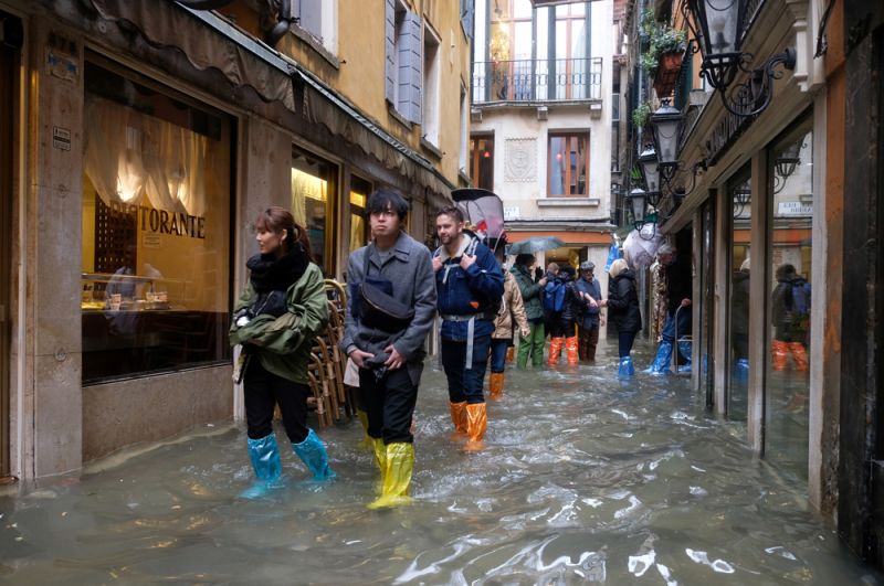 Туристы на улицах Венеции.
