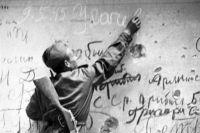 Семен Усачев делает памятную надпись на стене Рейхстага.