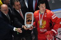 Игрок сборной России Илья Ковальчук фотографируется с наградой после победы в матче чемпионата мира по хоккею за третье место между сборными командами России и Чехии.