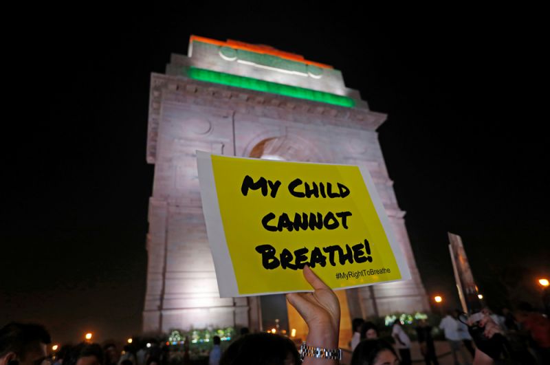 Участник акции протеста, требующей от правительства немедленных шагов по контролю загрязнения воздуха в Нью-Дели.