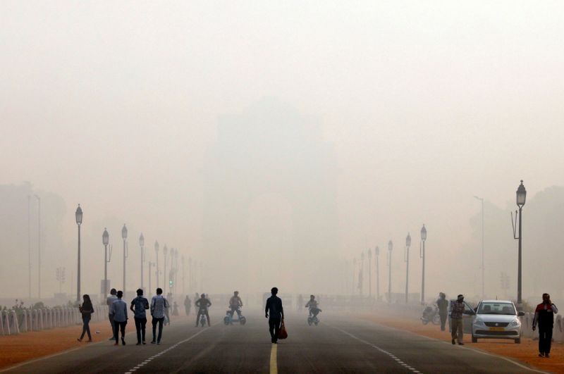 Люди возле монумента «Ворота Индии» в Нью-Дели.