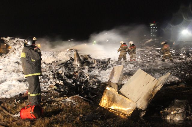 На месте крушения самолета «Боинг 737» авиакомпании «Татарстан», разбившегося при посадке в аэропорту Казани.