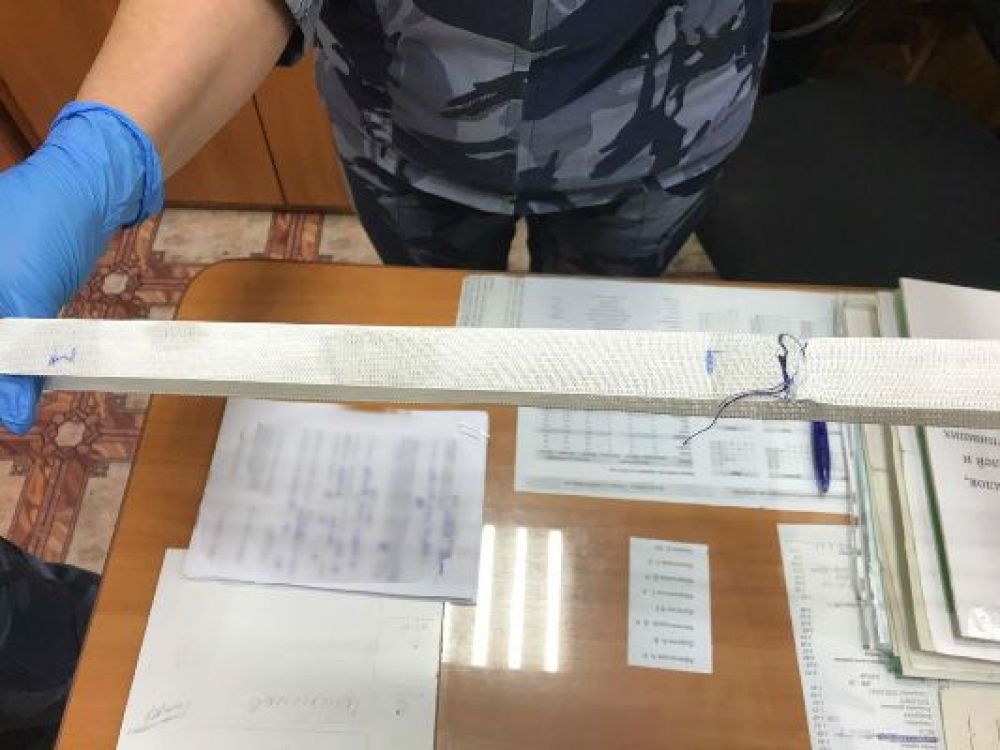 В феврале 2019 года в ныробской ИК-4 в комнате для свиданий при досмотре передачи благодаря служебной собаке обнаружили, что бельевая резинка спортивных штанов пропитана веществом наркотического содержания.