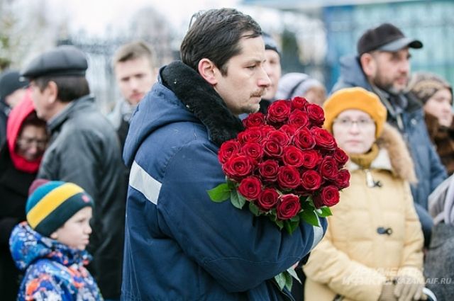 На траурном митинге в память о погибших в авиакатастрофе в Казани.