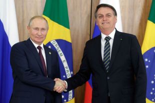 Президент РФ Владимир Путин и президент Бразилии Жаир Болсонару во время встречи в президентском дворце «Планалто».