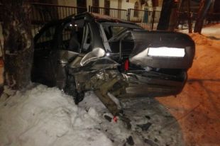 Мужчина не справился с управлением и врезался в стоящий на обочине ВАЗ-219010.