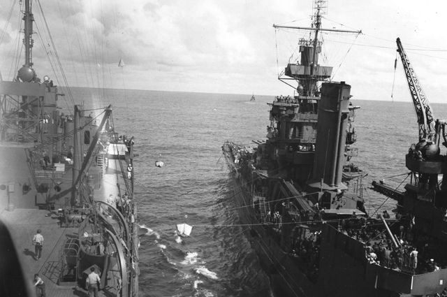 Тяжелый крейсер ВМС США «Портленд» переправляет спасенных с авианосца «Йорктаун» на плавучую базу подводных лодок 