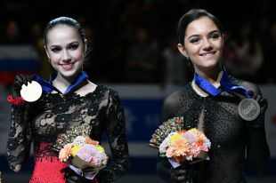 Призеры чемпионата мира по фигурному катанию в Сайтаме (слева направо): Алина Загитова и Евгения Медведева.