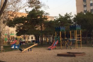 В Запорожской области у детской площадки повесился подросток