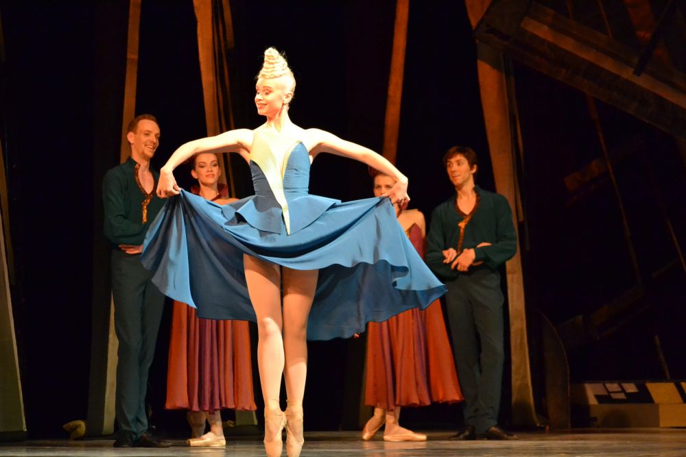 Постановка Театра оперы и балета Коми – это одновременно классическое прочтение знаменитого балета и современный танцевальный стиль, близкий и понятный каждому зрителю.