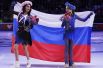 Призеры соревнований в женском одиночном катании на церемонии награждения: Евгения Медведева - серебряная медаль, Александра Трусова - золотая медаль.