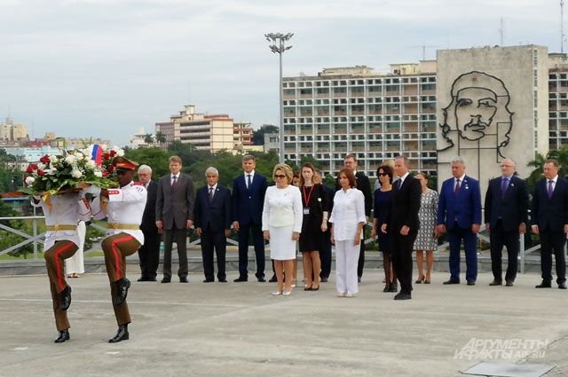 Валентина Матвиенко возлагает венок к монументу Хосе Марти на фоне портрета Че Гевары. 